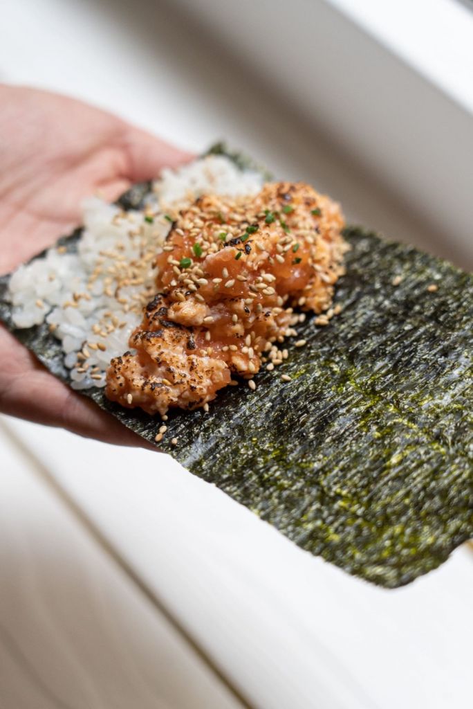 Un handroll Doki Doki roulé à la main, comptoir de temaki à Paris