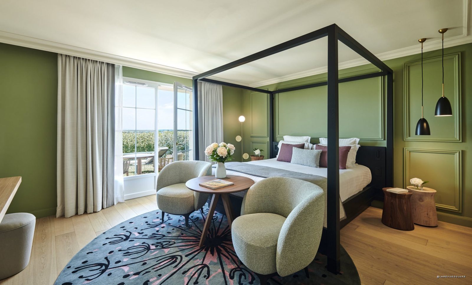 Suite avec lit à baldaquin au Château Hôtel Grand Barrail