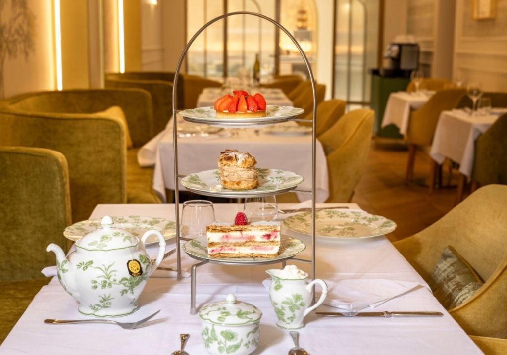 Le tea time du Claridge Lounge à l'Hôtel Claridge Paris, près des Champs-Élysées