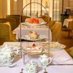 Le tea time du Claridge Lounge à l'Hôtel Claridge Paris, près des Champs-Élysées