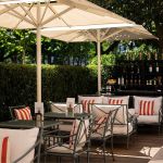La terrasse du jardin de La Réserve Paris, palace sacré meilleur hôtel au monde