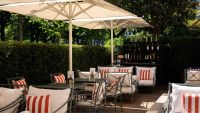La terrasse du jardin de La Réserve Paris, palace sacré meilleur hôtel au monde