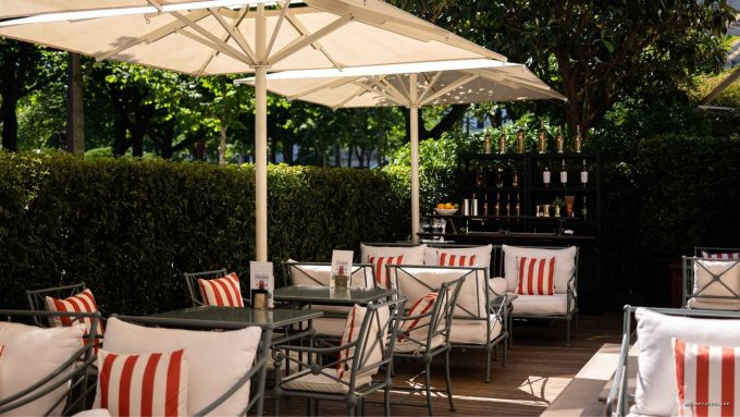 La terrasse du jardin de La Réserve Paris, palace sacré meilleur hôtel au monde