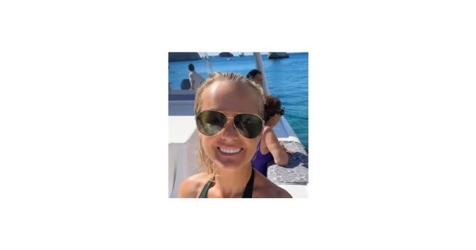 Laeticia Hallyday : escapade exclusive sous le soleil de Milos - La Revue du Luxe
