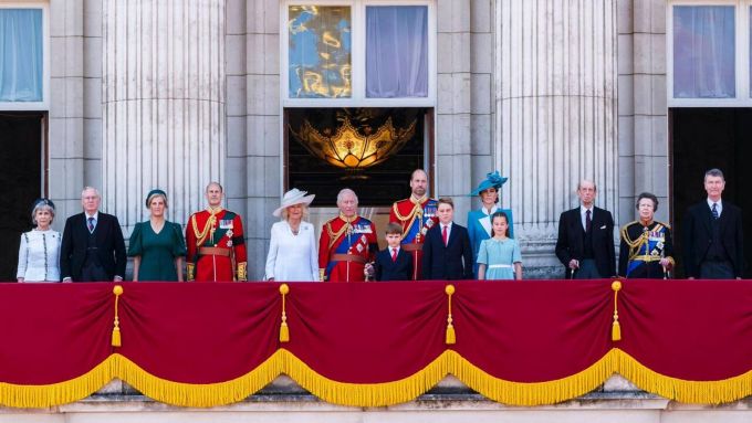 Le roi Charles III renonce à habiter Buckingham Palace : une première depuis 1837 - La Revue du Luxe