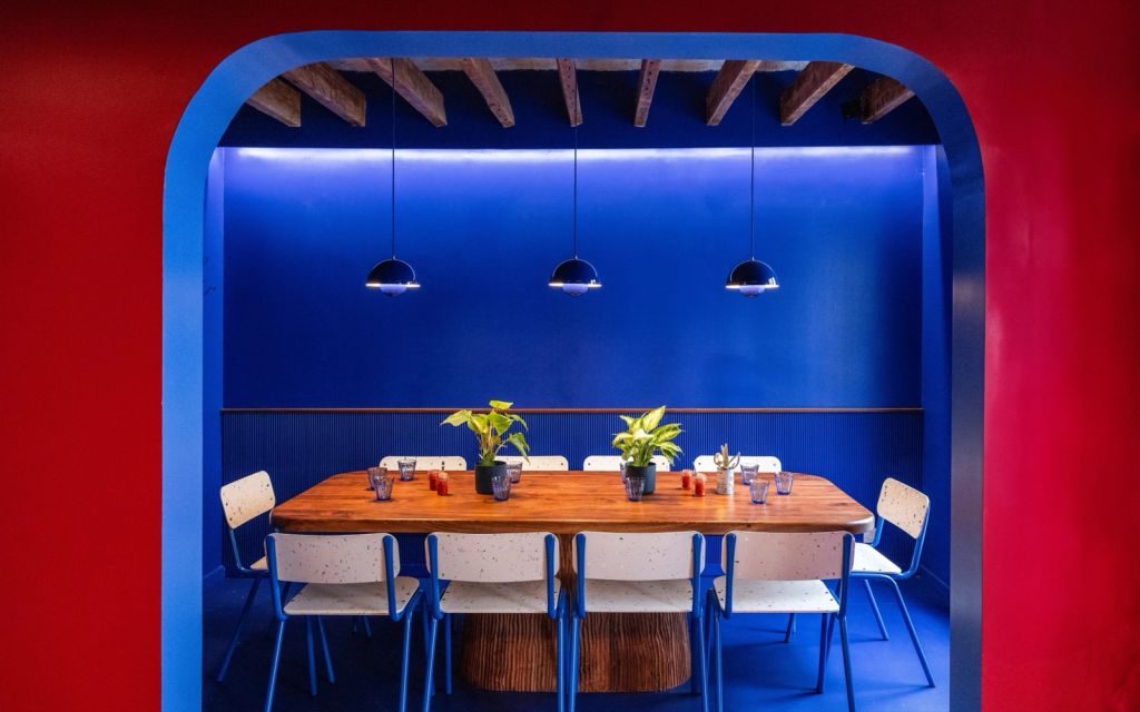 La salle bleue du restaurant réunionnais OTÉ, rue Jean-Pierre Timbaud à Paris 11e