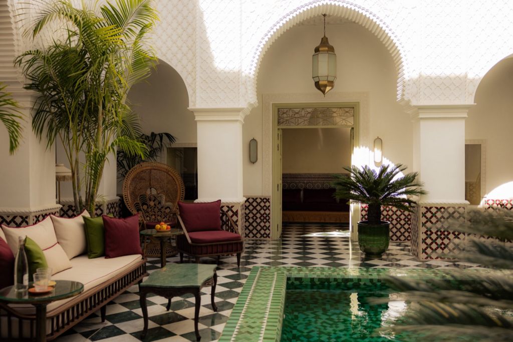 Le patio central du Palais Beit Al Noor, avec son bassin en zellige vert, à Marrakech