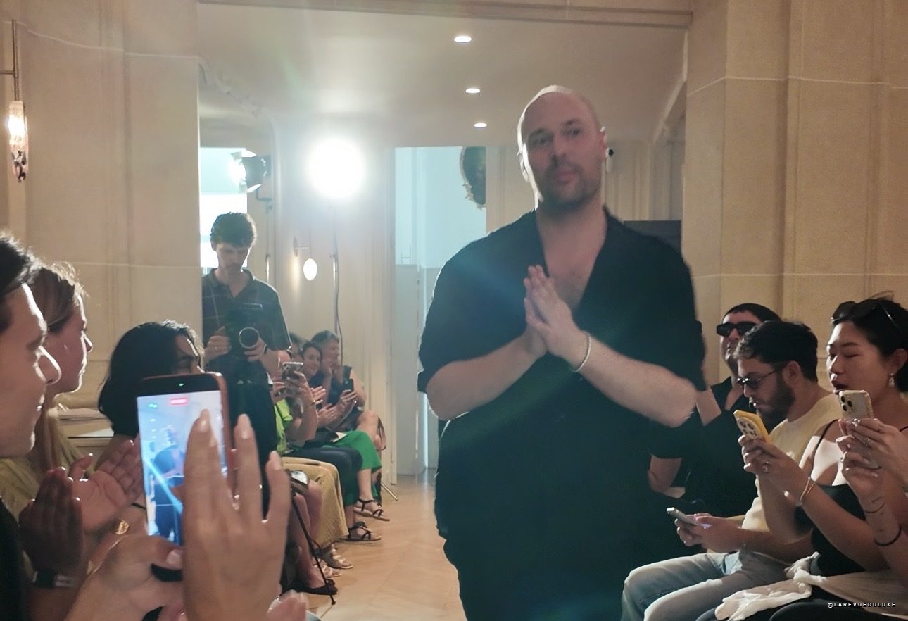 Peet Dullaert salue le public à l'issue de son défilé haute couture à l'Hôtel Wagram