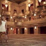Waldorf Astoria New York : un court de tennis sous les lustres du Grand Ballroom - La Revue du Luxe