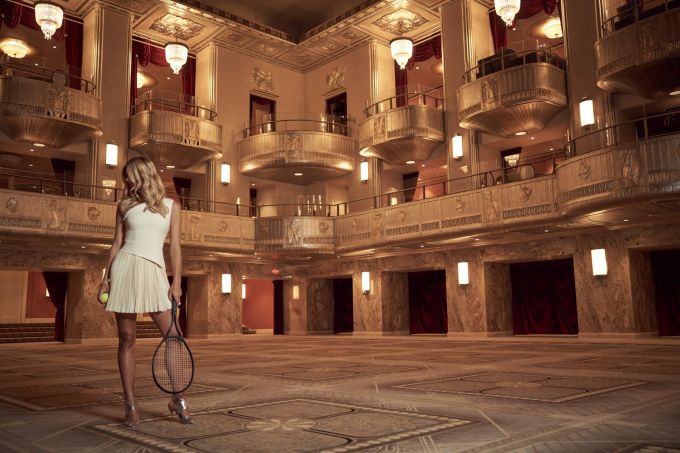 Waldorf Astoria New York : un court de tennis sous les lustres du Grand Ballroom - La Revue du Luxe