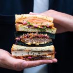 Sandos japonais de Yabaï Sando à Paris : saumon, wagyu au pain charbon et poulet