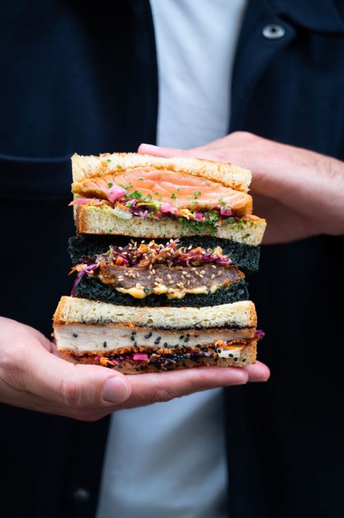 Sandos japonais de Yabaï Sando à Paris : saumon, wagyu au pain charbon et poulet