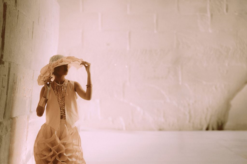 Etherea : un défilé de mode immersif d'exception aux Carrières des Lumières - La Revue du Luxe