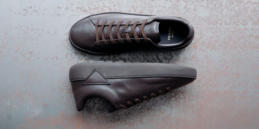 Prada Court : l'épure et le luxe redéfinissent la basket de designer - La Revue du Luxe