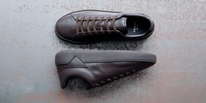 Prada Court : l'épure et le luxe redéfinissent la basket de designer - La Revue du Luxe