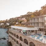 Façade de l'Hôtel Les Roches vue depuis la mer, au Lavandou