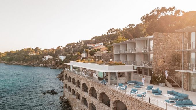 Façade de l'Hôtel Les Roches vue depuis la mer, au Lavandou