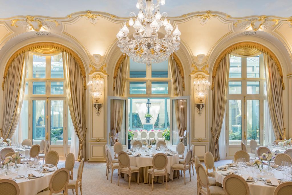 Grand salon du Ritz Paris, lustre en cristal et tables rondes dressées