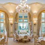 Grand salon du Ritz Paris, lustre en cristal et tables rondes dressées