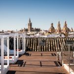Terrasse sur le toit du Palacio de Villapanés à Séville avec vue sur la Giralda