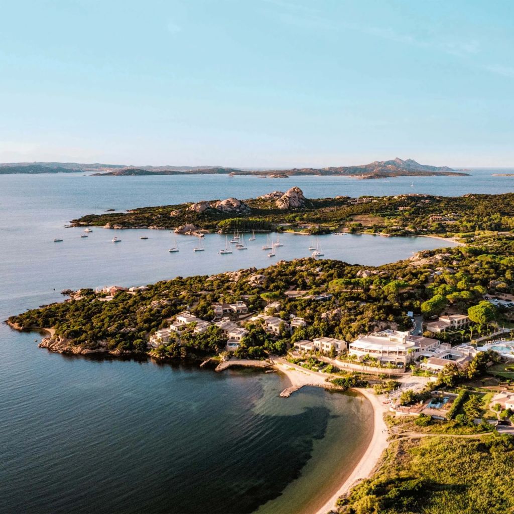 Vue aérienne du 7Pines Resort Sardinia sur la presqu'île de Baja Sardinia