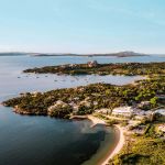 Vue aérienne du 7Pines Resort Sardinia sur la presqu'île de Baja Sardinia