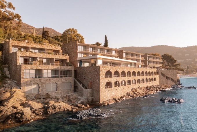 Hôtel Les Roches au Lavandou : la renaissance d'une icône de la Côte d'Azur - La Revue du Luxe