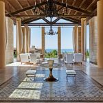 Lobby du Romanos à Costa Navarino, colonnes de pierre et vue sur la mer Ionienne
