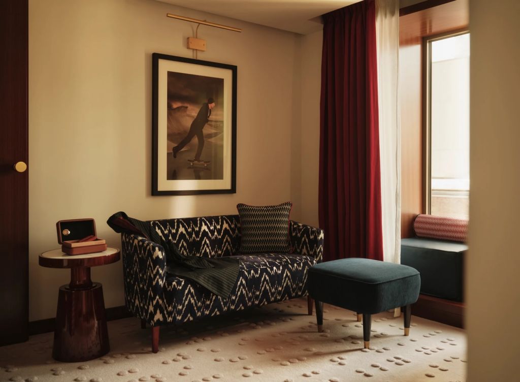 Salon de la Mayfair Suite du Shepherd Mayfair avec canapé ikat et pouf en velours