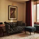 Salon de la Mayfair Suite du Shepherd Mayfair avec canapé ikat et pouf en velours