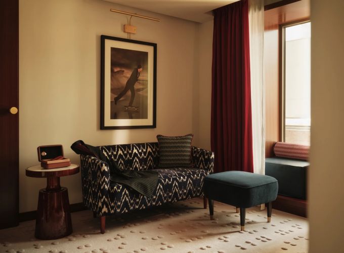 Salon de la Mayfair Suite du Shepherd Mayfair avec canapé ikat et pouf en velours
