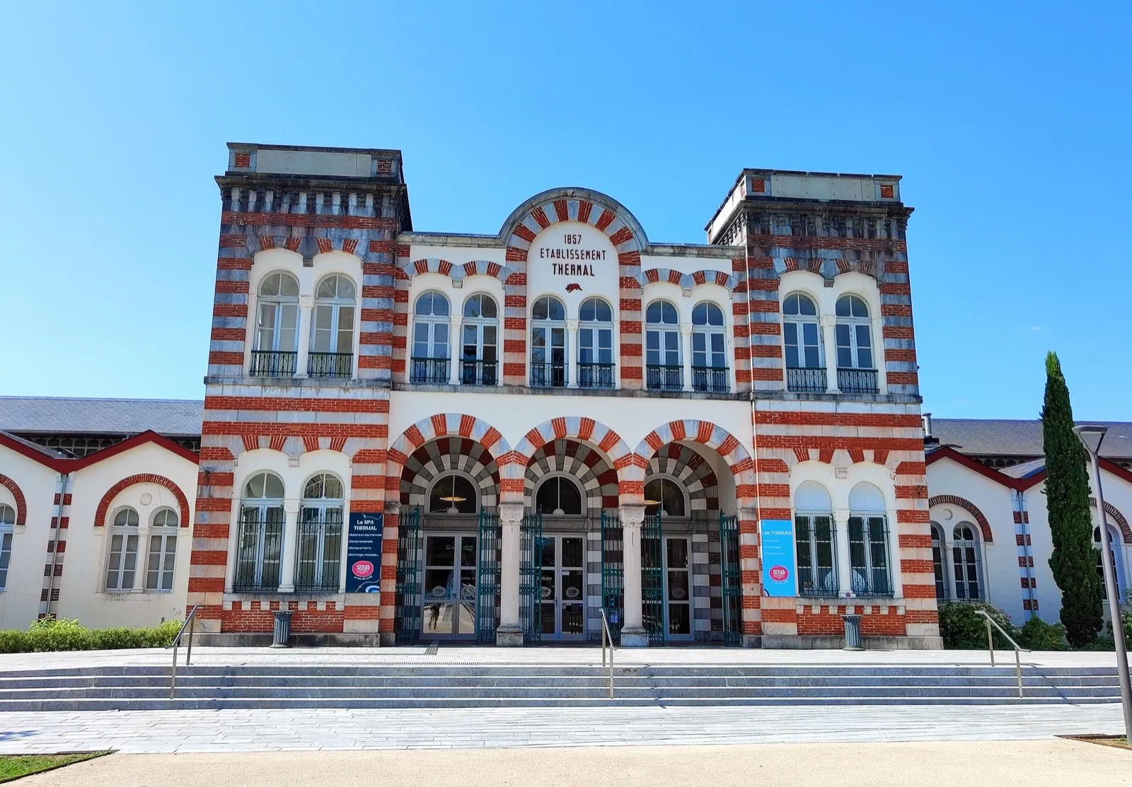 Façade de style mauresque en briques rouges et pierre blanche des Thermes de Salies-de-Béarn