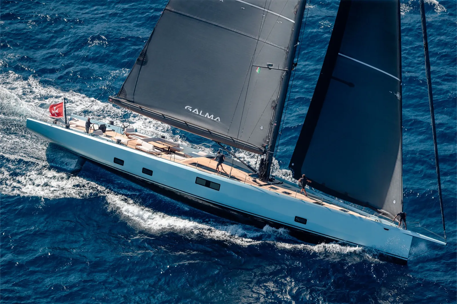 Le voilier Wally Wind 110 Galma sous voiles sombres en carbone, filant sur la Méditerranée