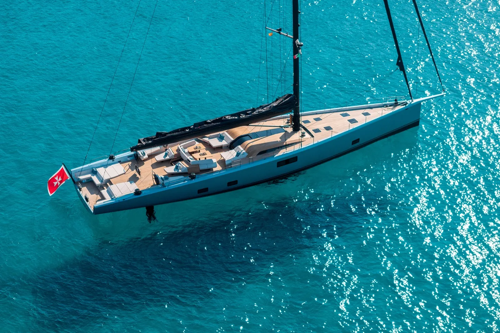 Vue aérienne du plan de pont épuré du Wally Wind 110 Galma au mouillage sur une eau turquoise