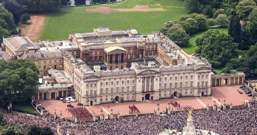 Buckingham Palace: les secrets révélés par le chantier du siècle - La Revue du Luxe