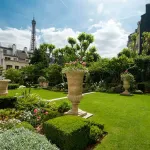 Paris : la terrasse cachée du Shangri-La dévoile son déjeuner dominical face à la tour Eiffel - La Revue du Luxe