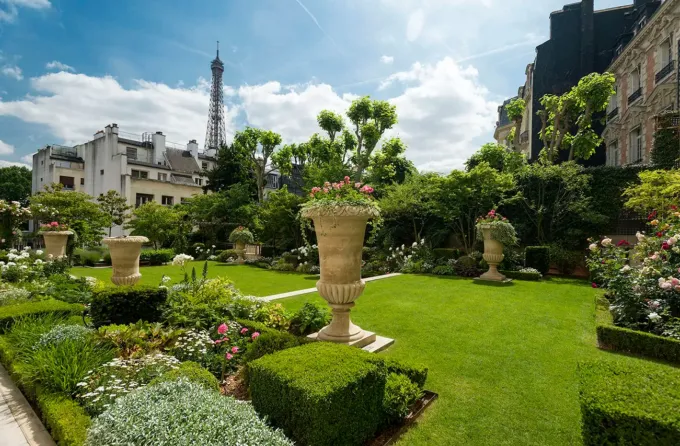 Paris : la terrasse cachée du Shangri-La dévoile son déjeuner dominical face à la tour Eiffel - La Revue du Luxe