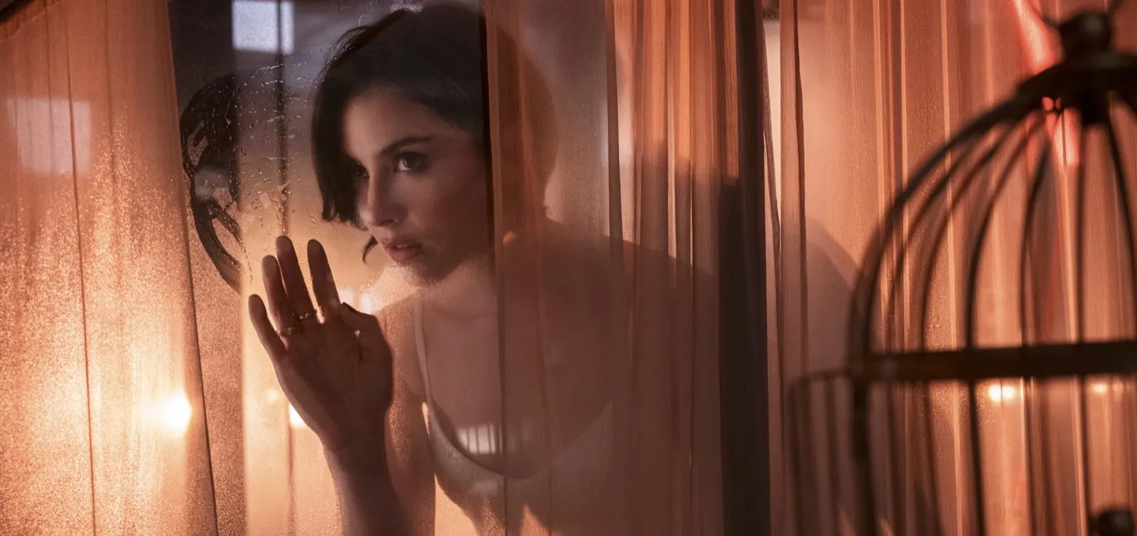 Visuel de campagne officiel Chanel du parfum Coco Mademoiselle Crush Absolu, rideaux et lumière ambrée