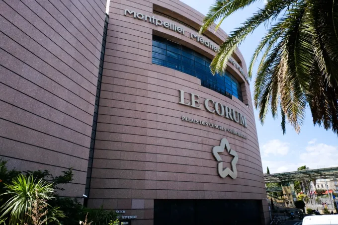Façade du Corum de Montpellier, palais des congrès où la série Bugarach tourne sa saison 2