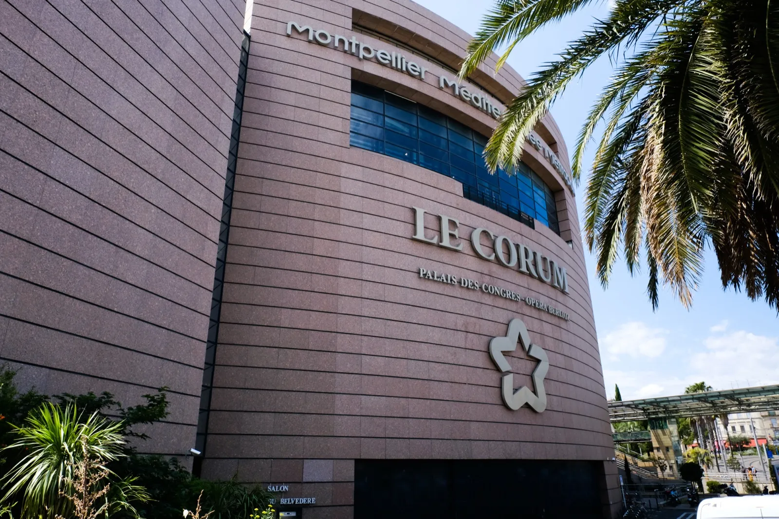 Façade du Corum de Montpellier, palais des congrès où la série Bugarach tourne sa saison 2