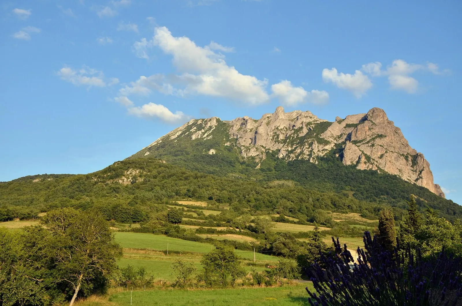 Le pic de Bugarach dans l'Aude, montagne qui a donné son nom à la série de science-fiction
