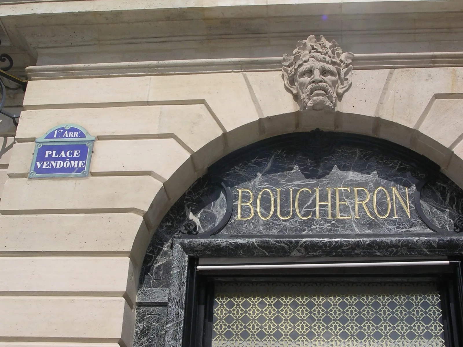Enseigne Boucheron en lettres d'or au-dessus de la boutique historique du 26 place Vendôme à Paris