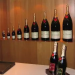 Bouteilles de champagne Moët & Chandon alignées du piccolo au grand format