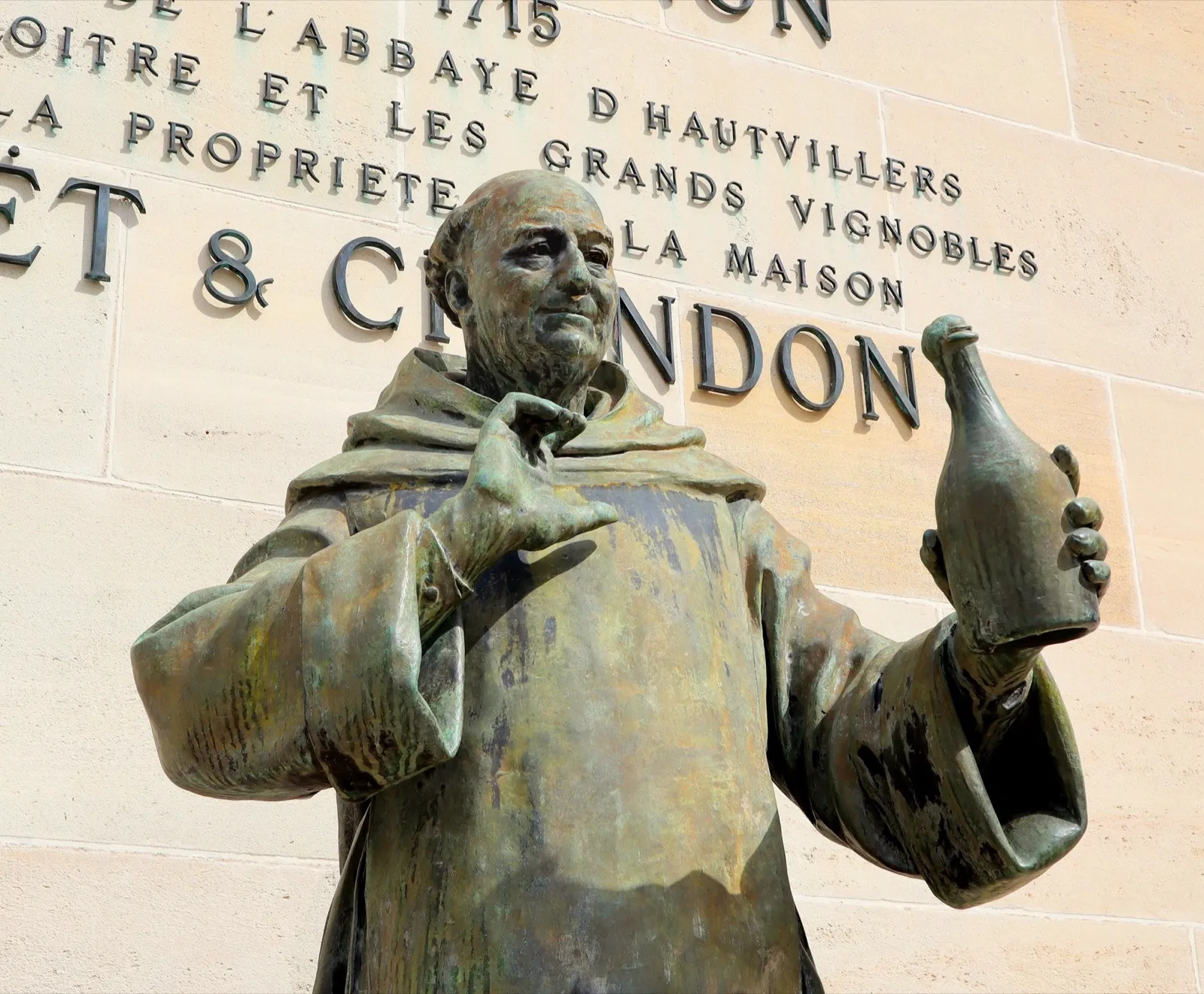 Statue de Dom Pérignon devant le siège de Moët & Chandon à Épernay