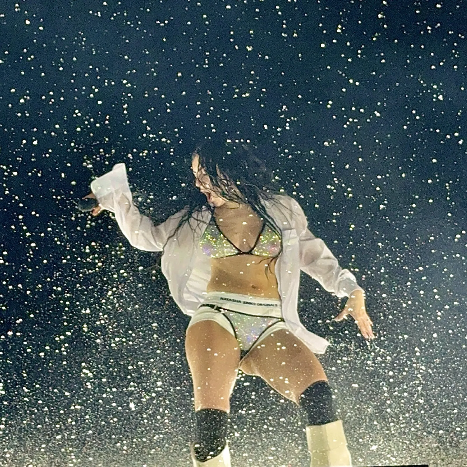 Charli xcx sur scène sous une pluie scintillante lors du final de la tournée Brat en arène