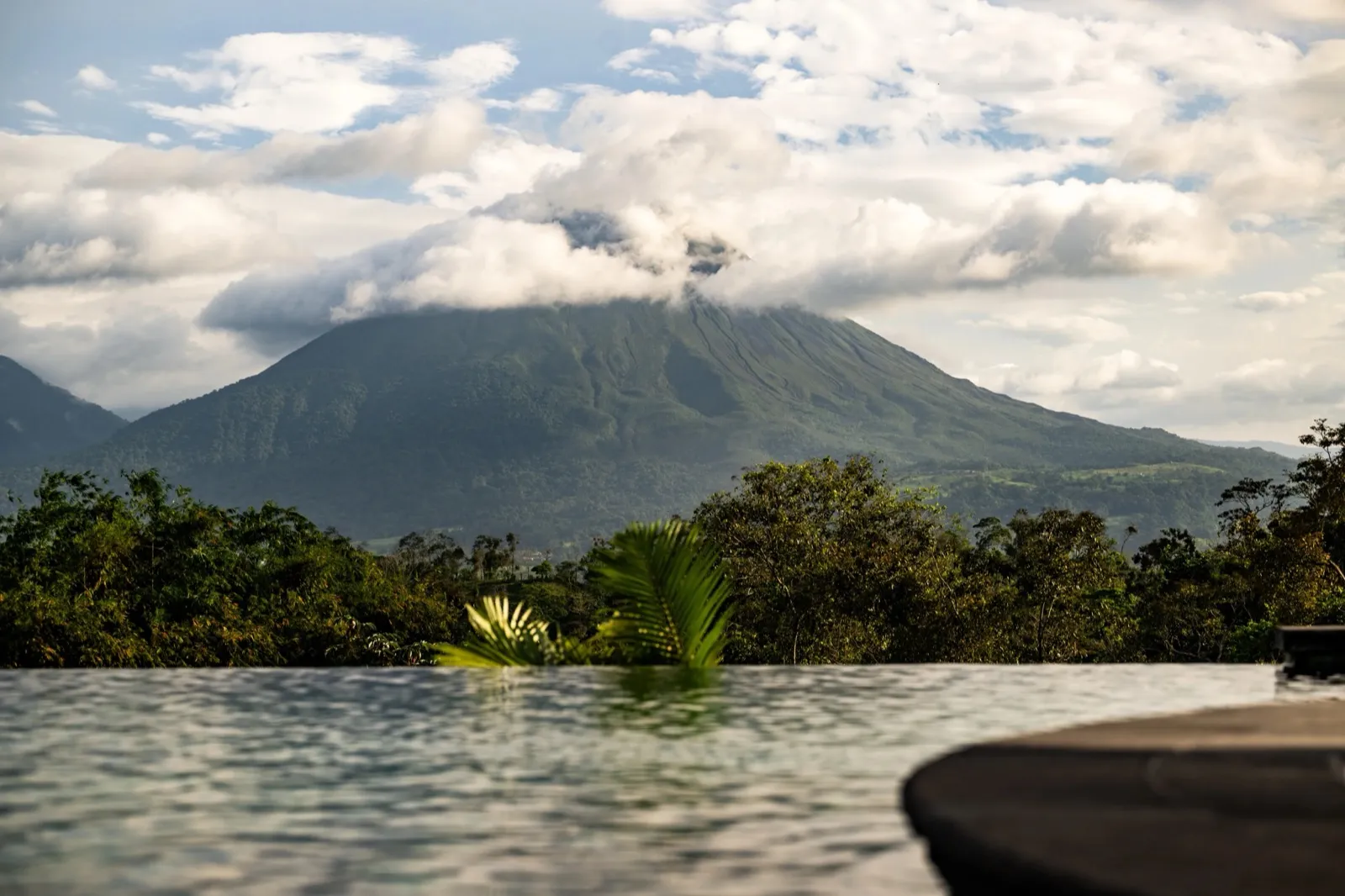 Vue sur le volcan Arenal depuis la piscine à débordement de The Vessyl au Costa Rica