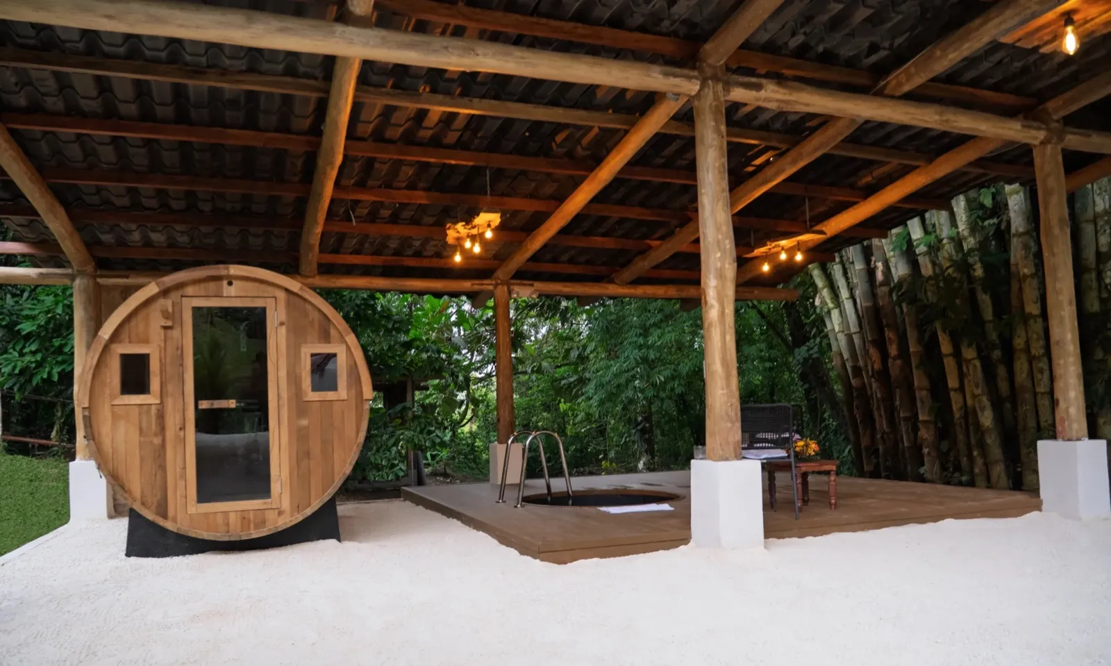 Sauna tonneau en bois et bain froid sous un pavillon ouvert sur la forêt à The Vessyl