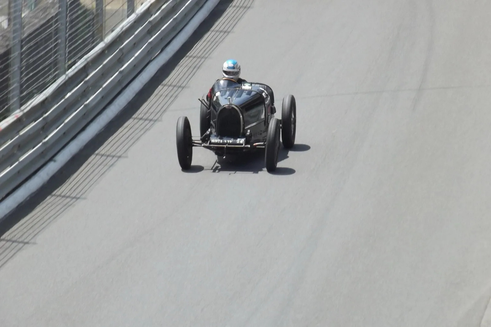 Une Bugatti Type 35 d'avant-guerre en piste lors du Grand Prix historique de Pau