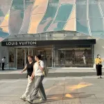 En Chine, le logo Louis Vuitton ne suffit plus : la fin du luxe ostentatoire - La Revue du Luxe