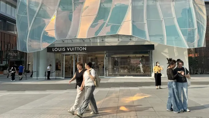 En Chine, le logo Louis Vuitton ne suffit plus : la fin du luxe ostentatoire - La Revue du Luxe